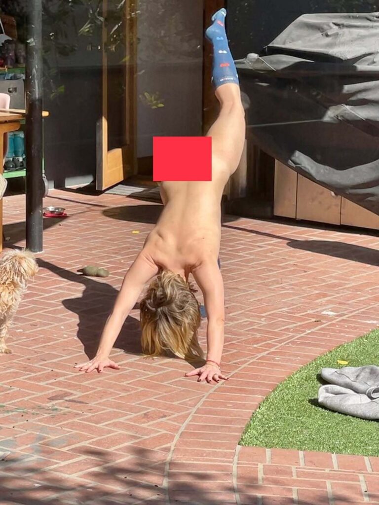 Dax Shepard Shared A Naked Photo Of Kristen Bell On Instagram 10 SnapInsta.to 519526635 18516346873058445 4761214777342480703 n